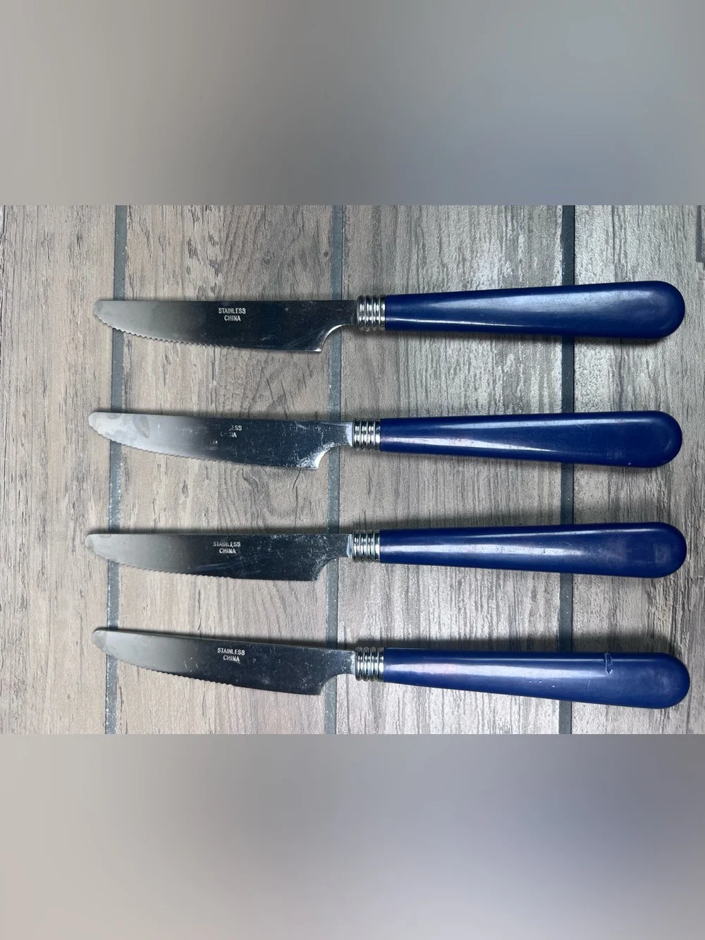 Gibson VTG Blue Plastic Handle 4 Dinner / Butter Knife Stainless Flatware Retro
